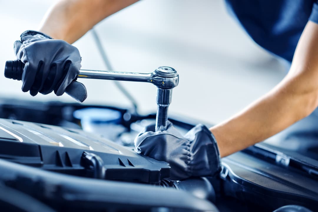 Using A Torque Wrench On Car