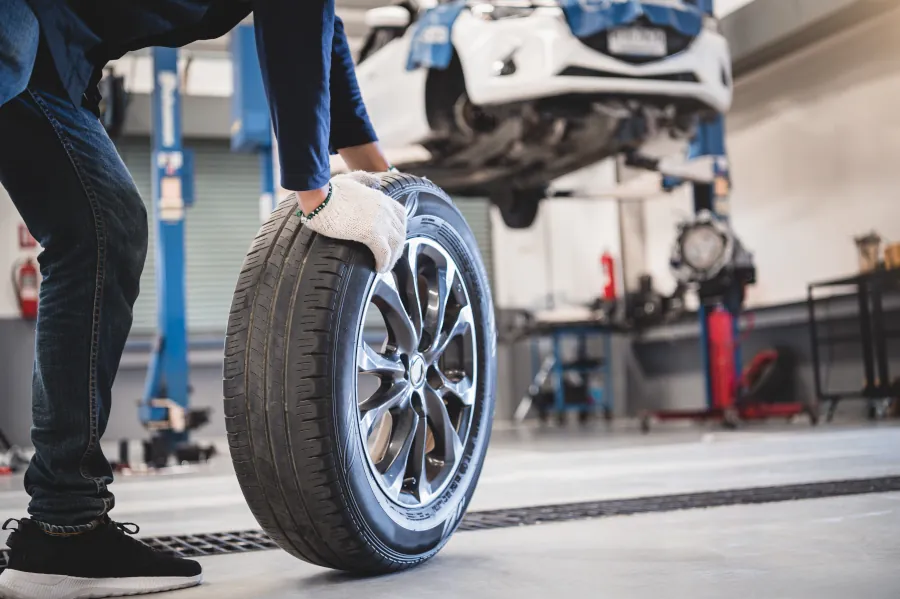 mechanic changing tyre